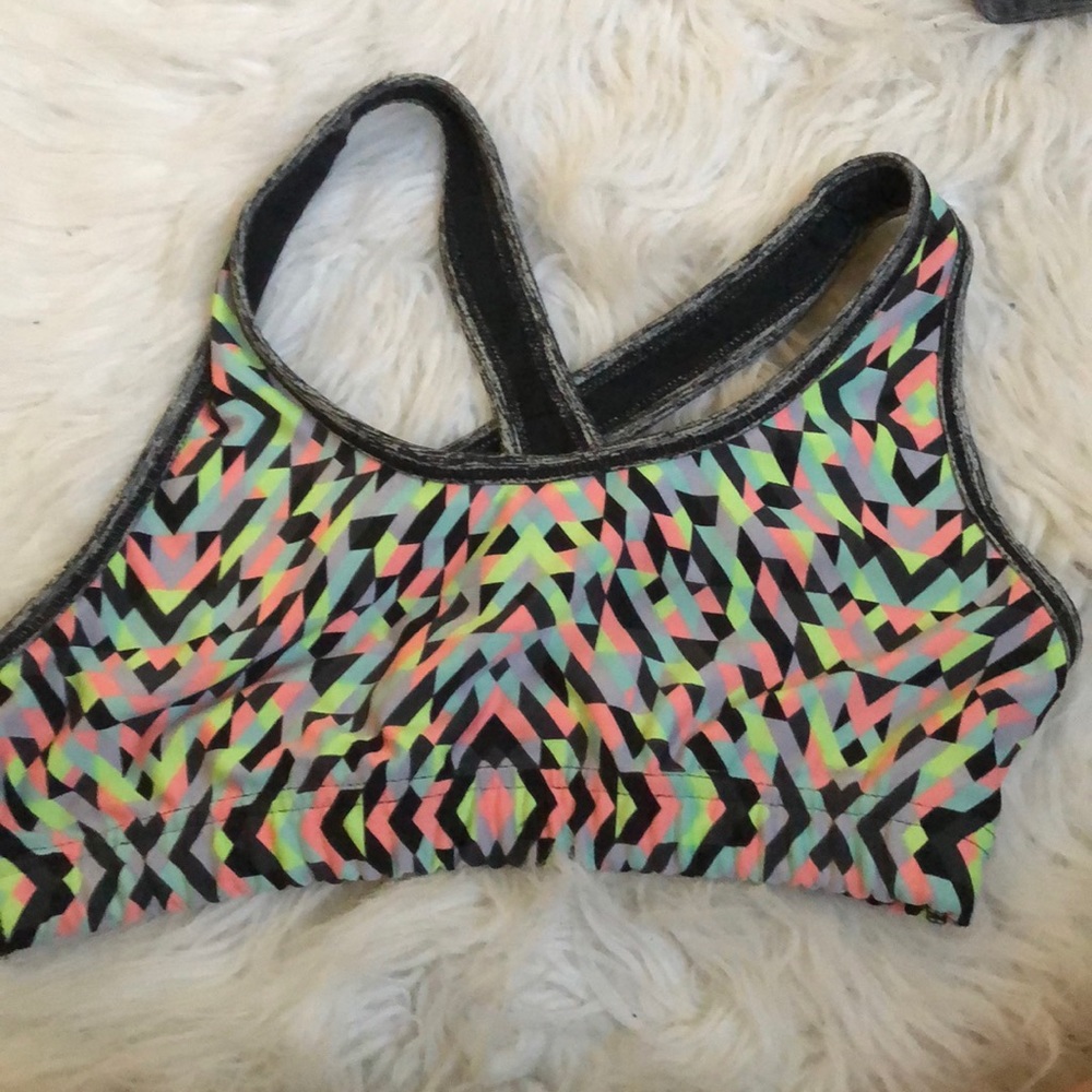 Sports bras - Picture 2 of 7